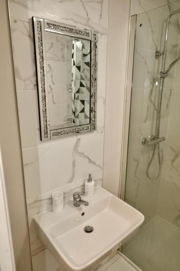 Aqua Dreams - Serviced Luxury Modern Belfast City Centre 2 Bed Apartment Exteriör bild